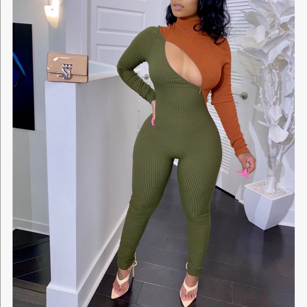 Jumpsuit with zipper in front
